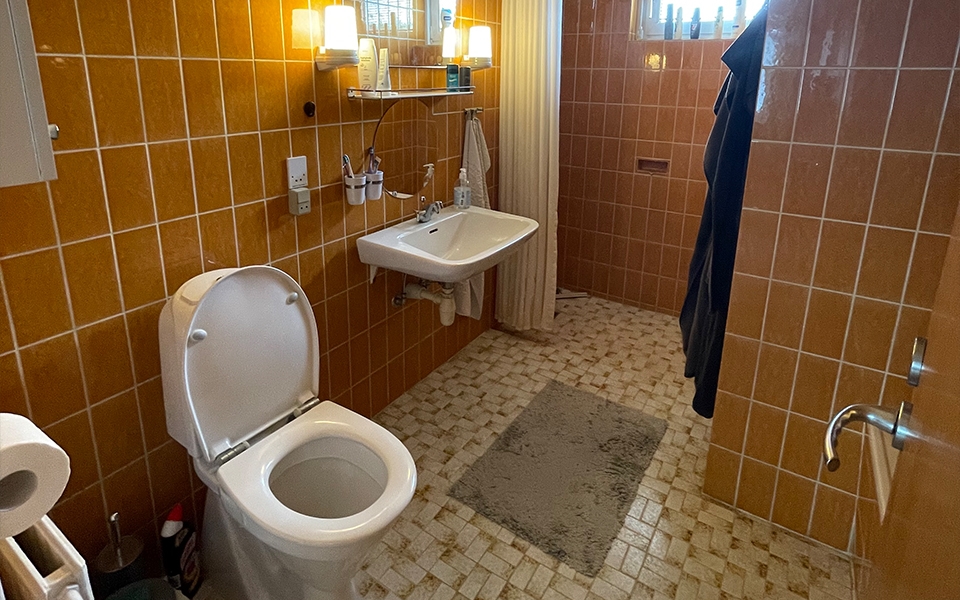 badevaerelse med orange klinker